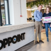 Cheque van Toppoint voor Ekiko