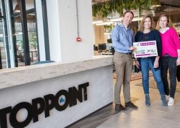 Cheque van Toppoint voor Ekiko