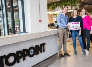 Cheque van Toppoint voor Ekiko